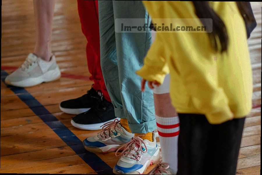 看台座椅与金属扶手的局部特写，清晨与夜间的光线形成冷硬对比